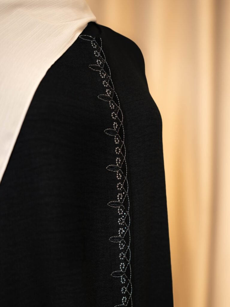 Soft shoulder padding on the black İNCİ abaya