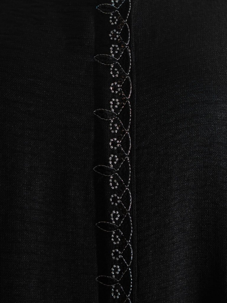 Embroidery along the zip of the İNCİ abaya