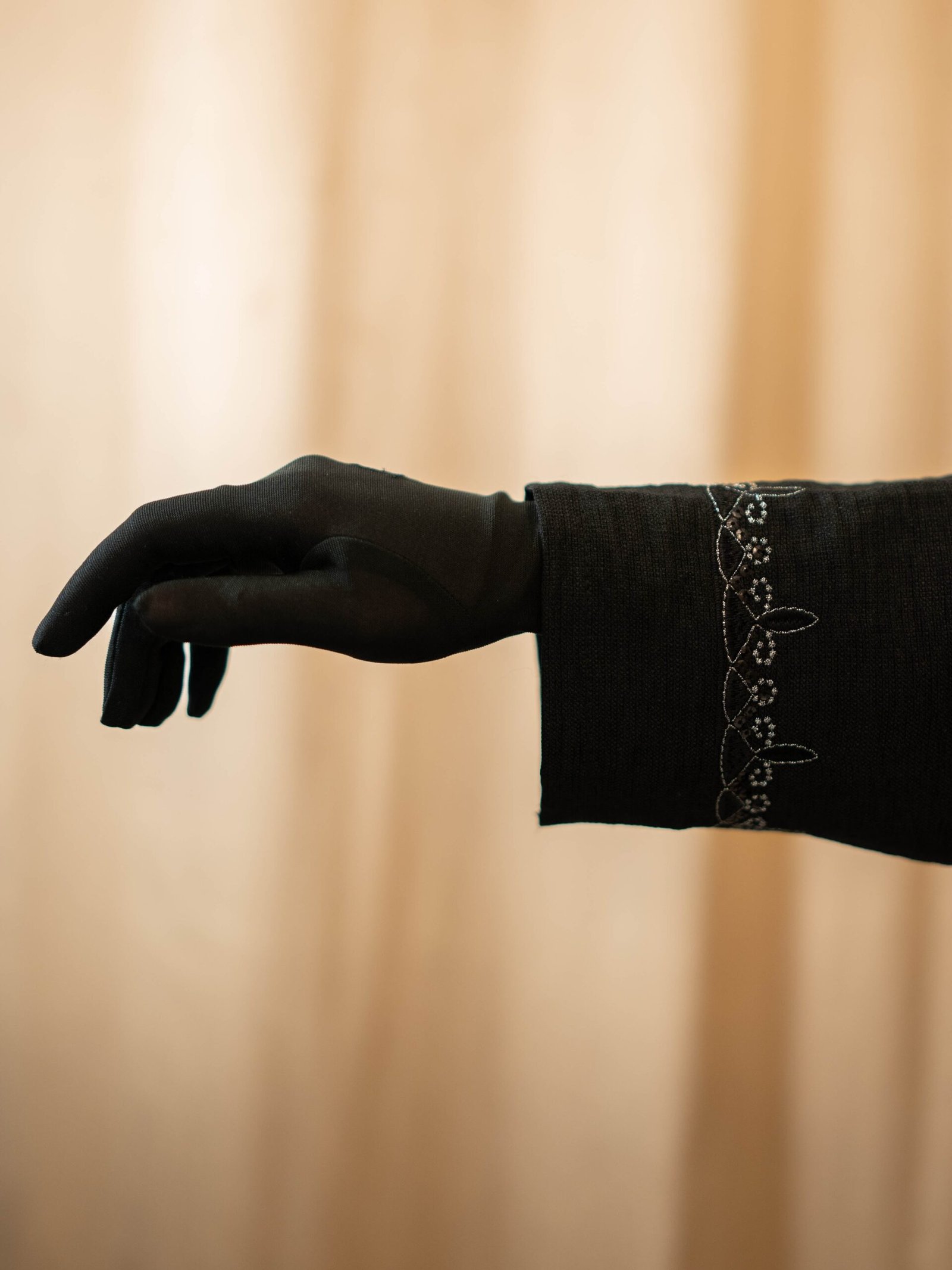 Black İNCİ embroidered Turkish abaya, embroidered sleeve cuff close-up
