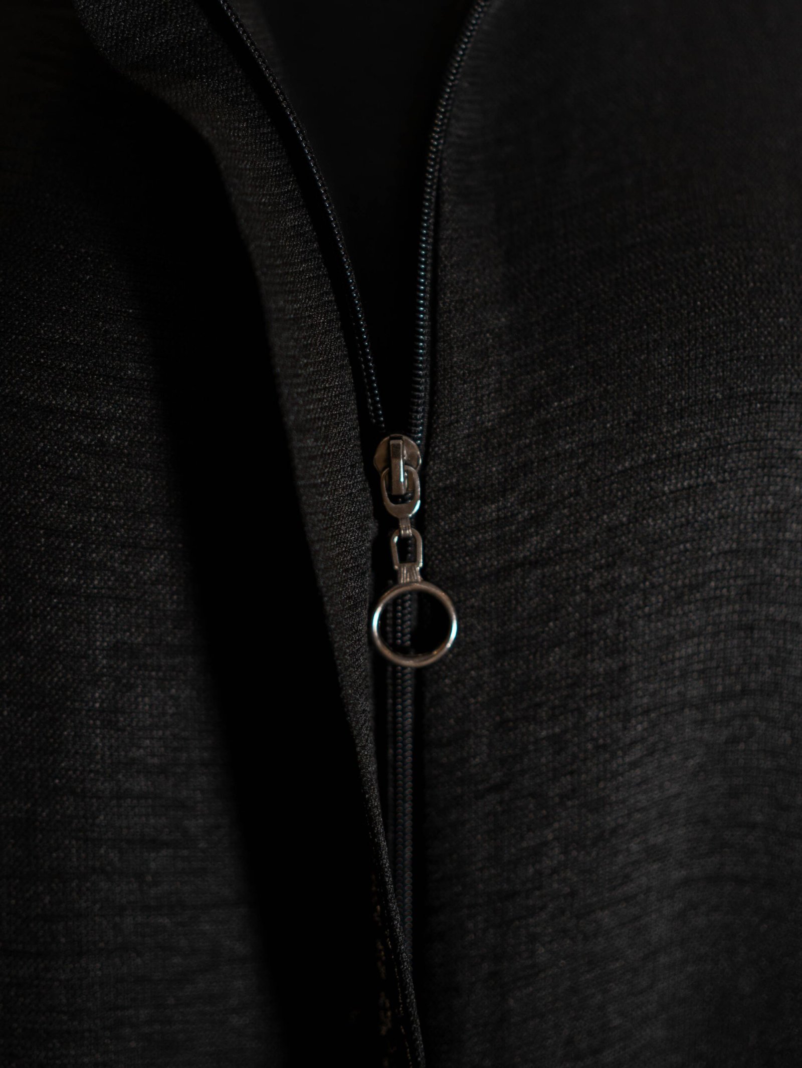 Black İNCİ embroidered Turkish abaya, front zip pull close-up